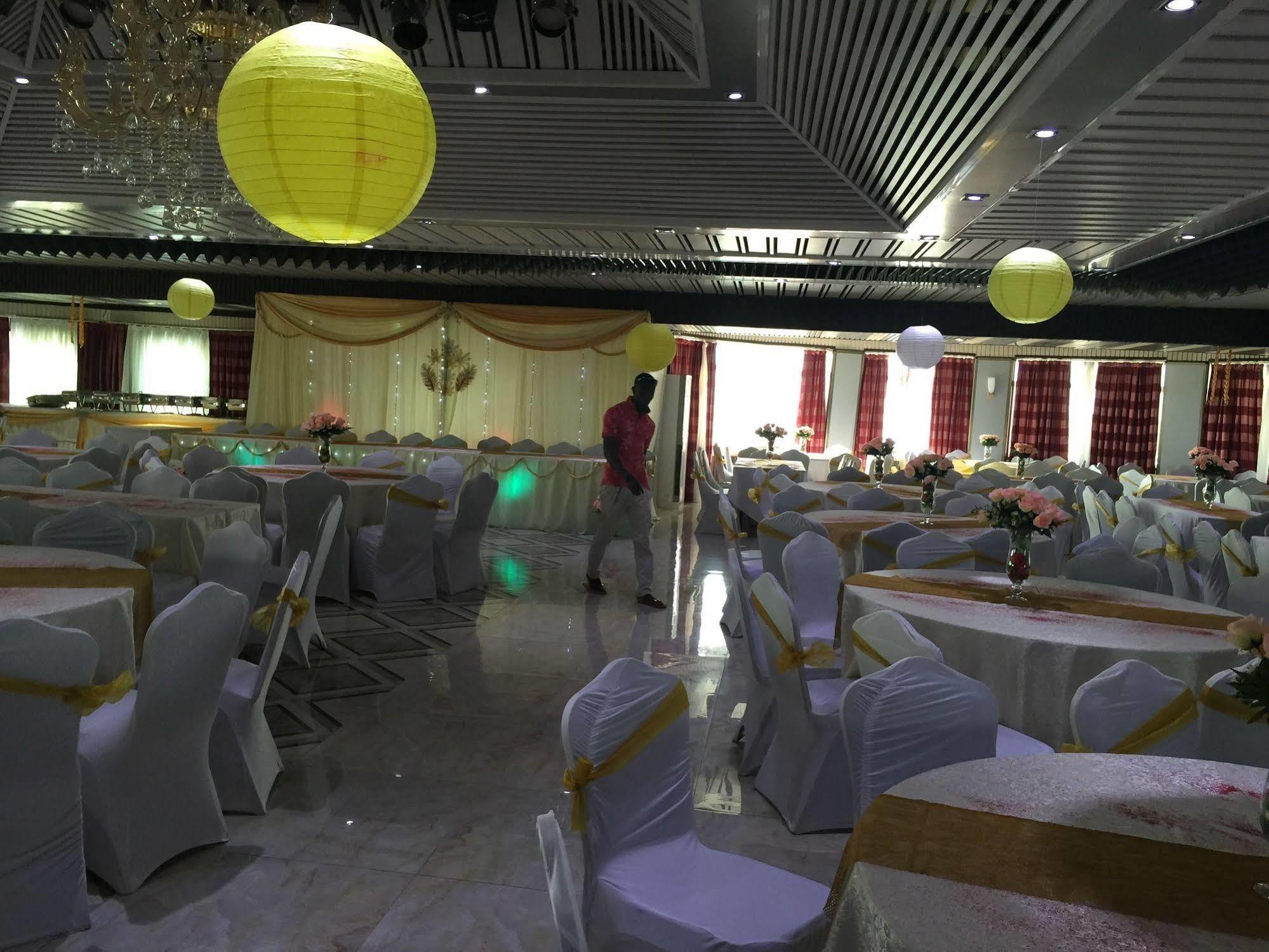 Sun Beach Hotel Котону Екстериор снимка